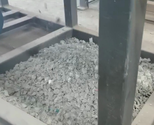 石塑板撕碎过程